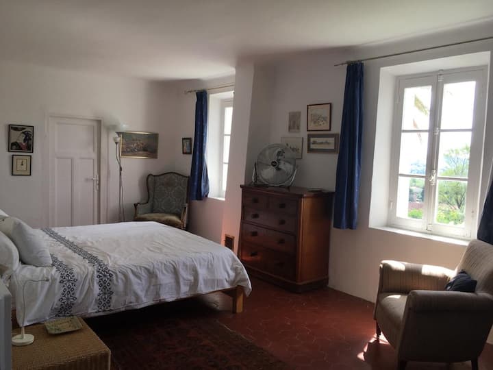 غرفة نوم بنوافذ