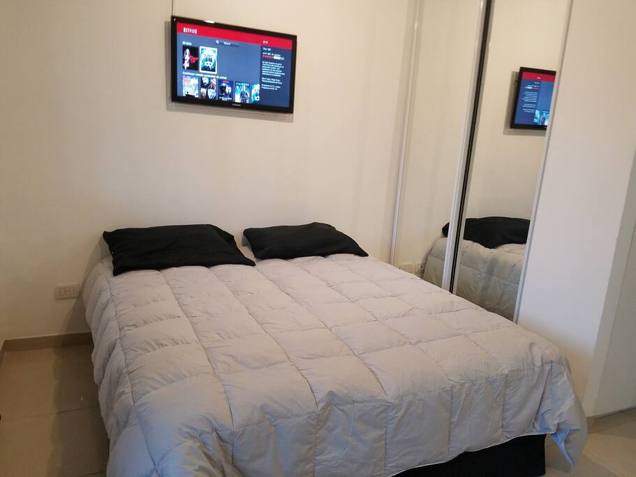 AMPLIO PLACARD CON ESPEJO DOBLE , TV CON NETFLIX