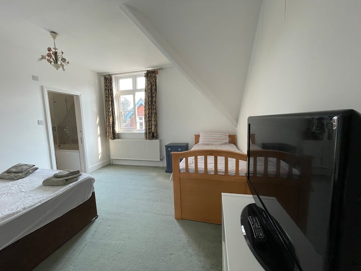 Dormitorio delantero muy grande apto para una pareja o una familia.  ¡La cama individual tiene una cama nido e incluso hay espacio para una cuna de viaje!