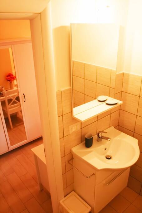 Il bagno in camera con doccia e bidè.