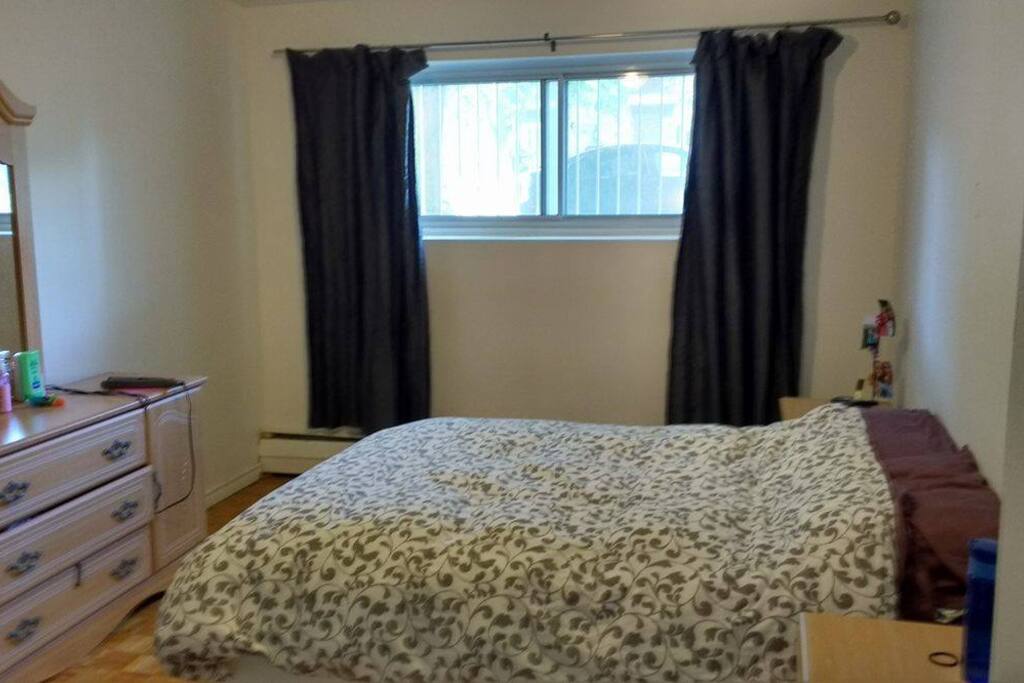 The bedroom/ La chambre