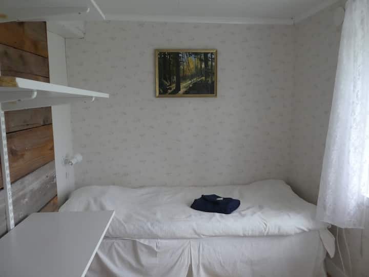 第二间卧室配有一张单人床， 90厘米