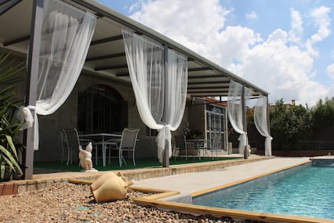 LUXURY SEVILLE: PRIVATE POOL.   CLOSE TO METRO.