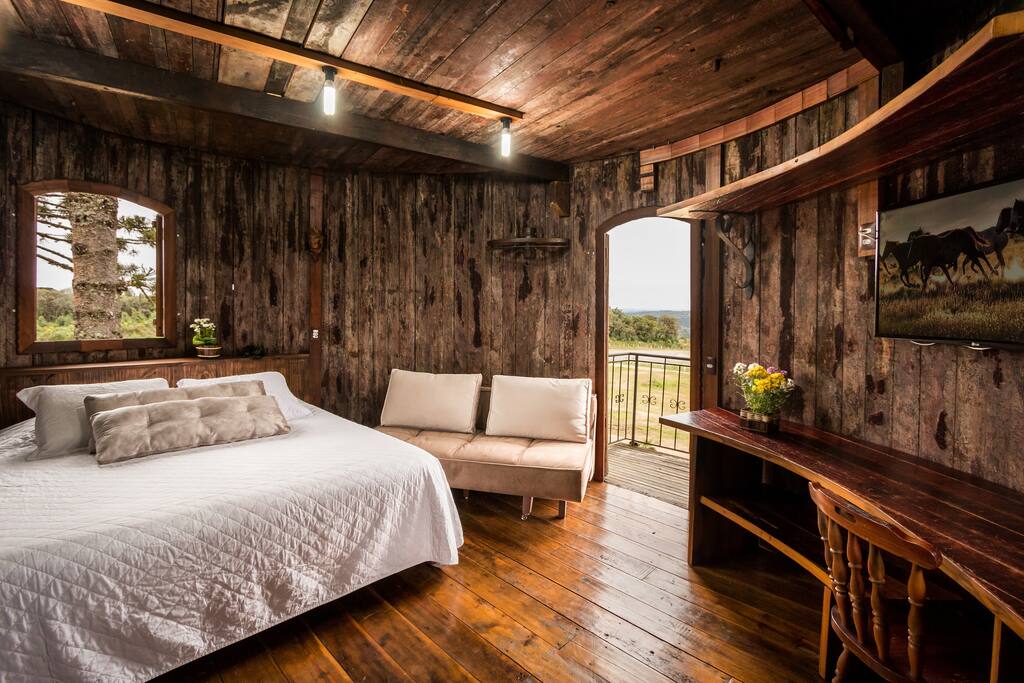 Quarto casal com sacada e TV