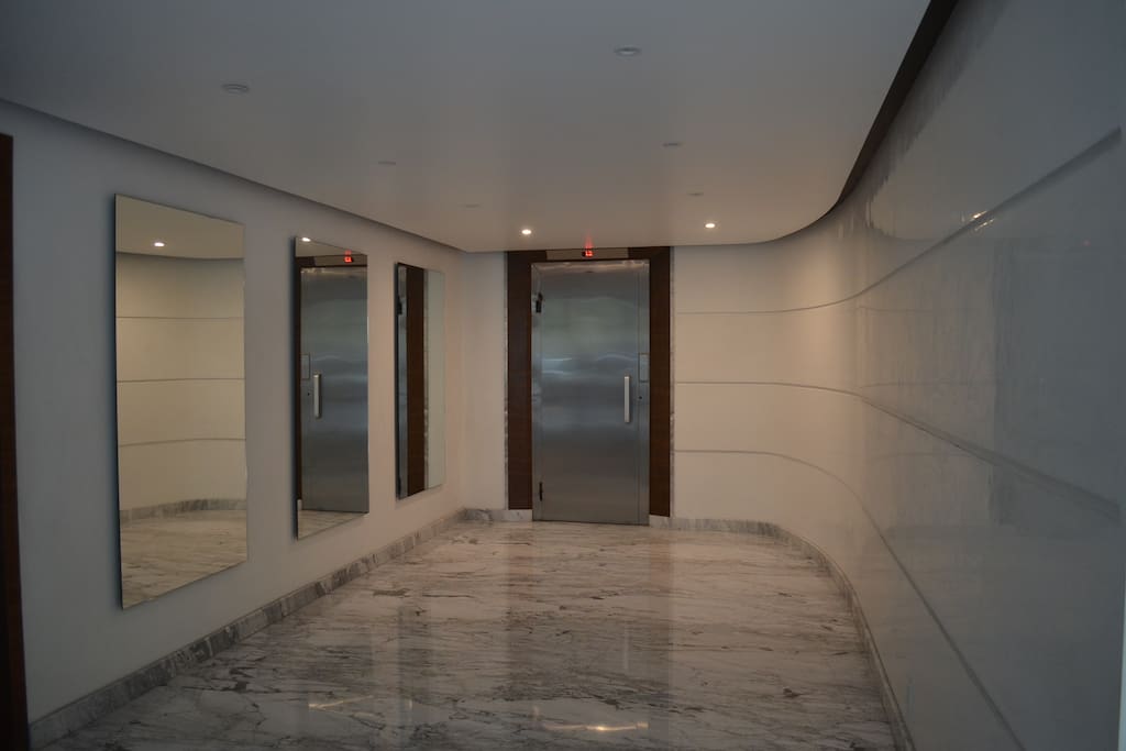 Entrada lobby elevador principal