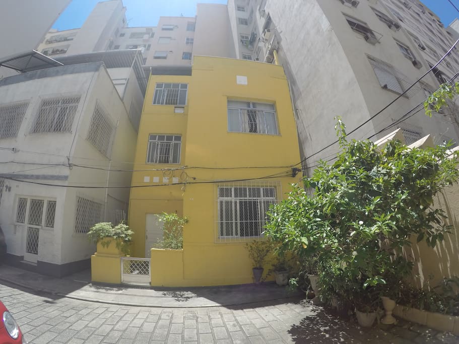 Casa Amarela com área externa da vila