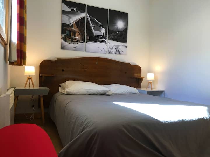 Мир и тишина во спалната соба на горниот кат.