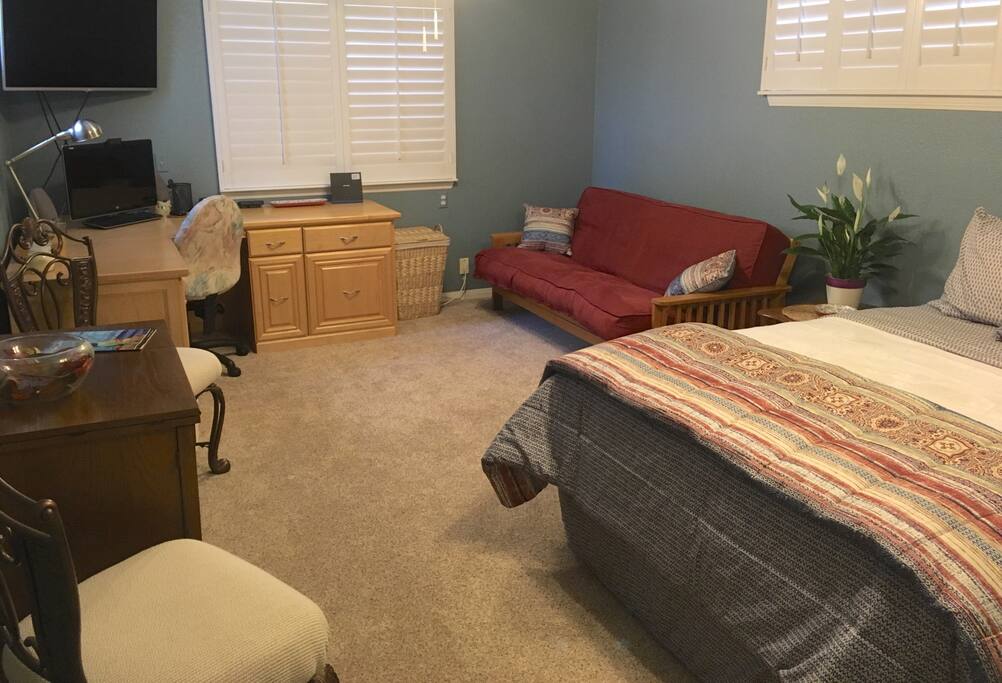 Extra seating and desk. Flatscreen Direct TV and WiFi.