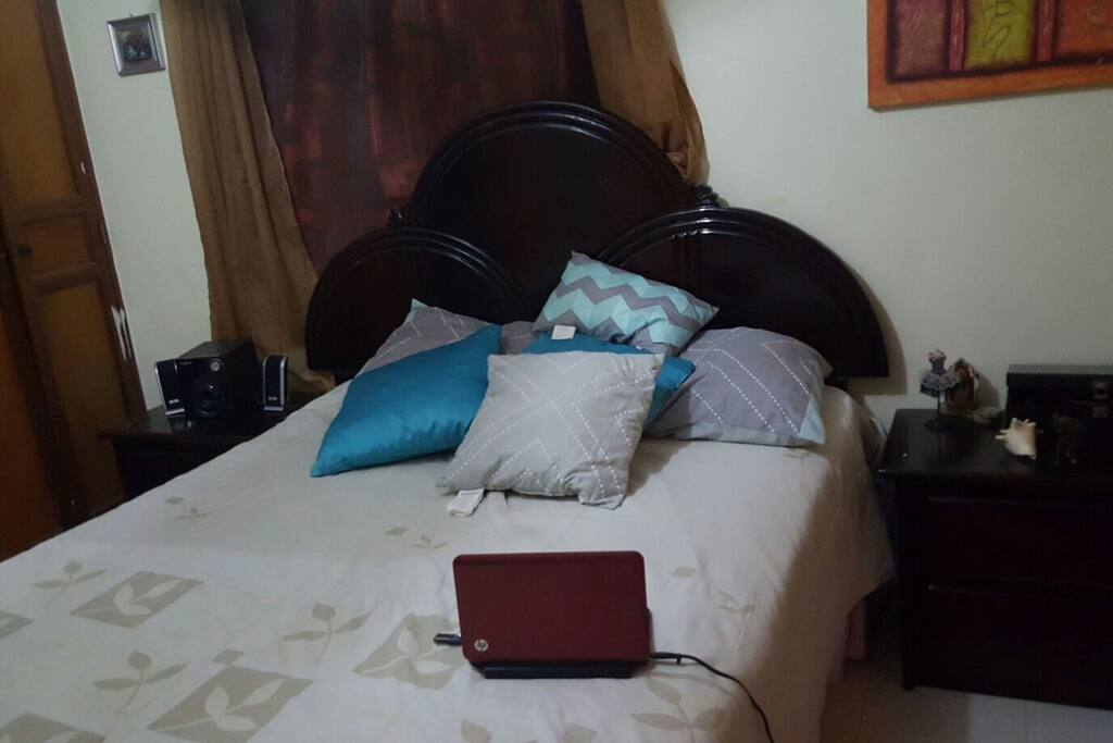 Habitacion con ventilador de Techo, tv con cable, Laptop, dvd, Bocinas, libros, mesitas de noche