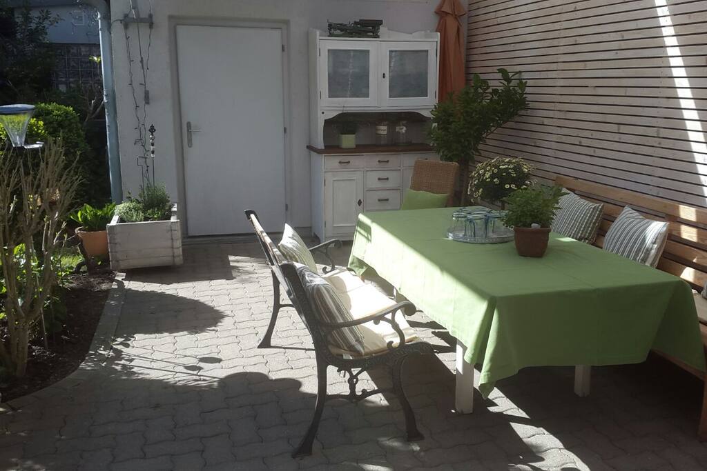 Überdachte Terrasse mit Zugang zum charmanten Stadtgarten