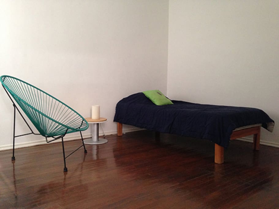 La habitación con su cama individual.
