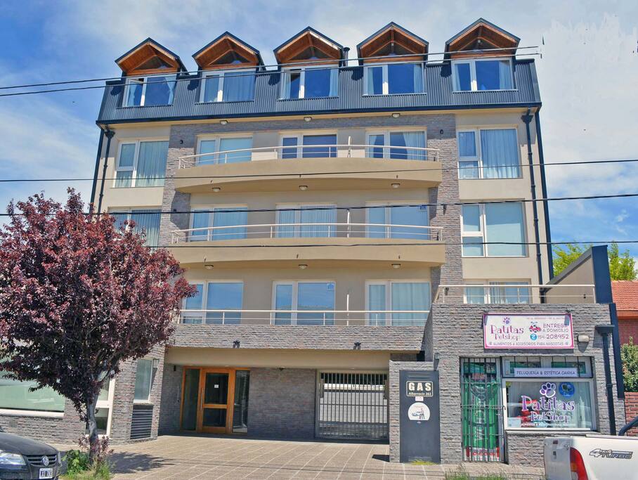 Moderno edificio , a pocas cuadras del centro civico y de zona comercial .