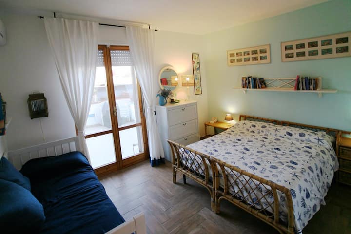 Dans la chambre un double et un canapé lit 2 places