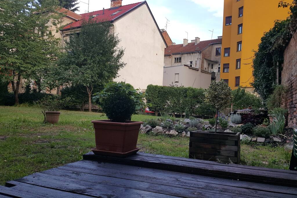 Park & City apartmen backyard