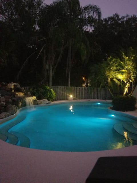 Cozy Cabana w/pool close 2 beach