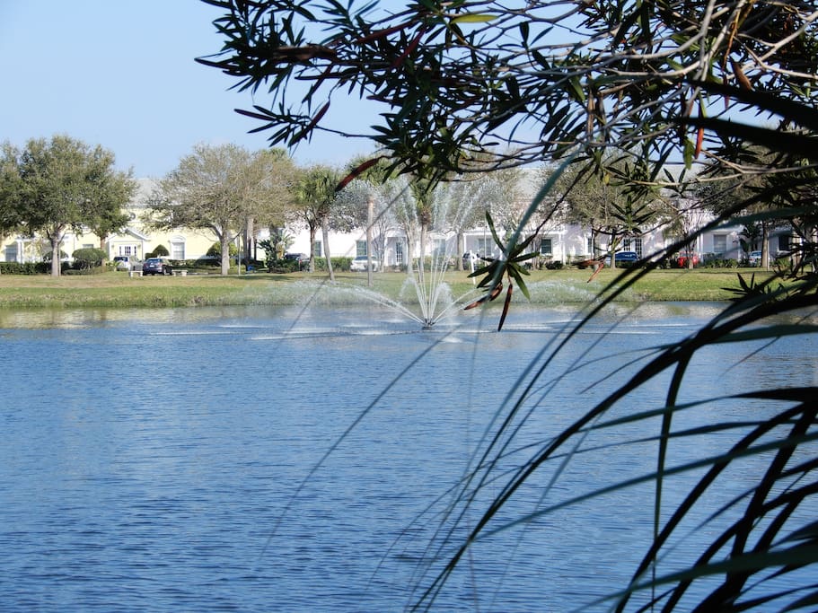 Lakeside condo fountain views