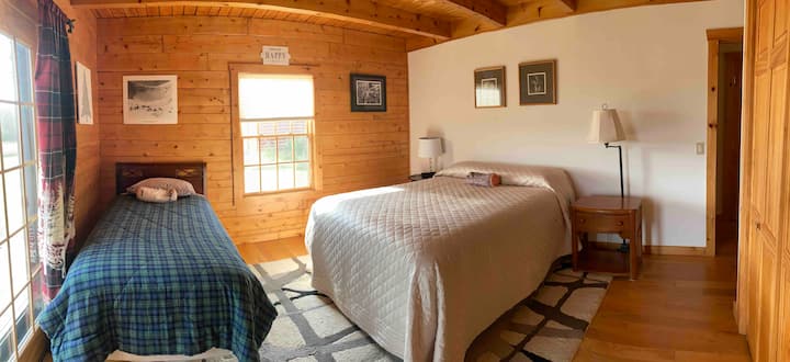 Dormitorio 1 de la planta baja: 1 queen, 1 individual