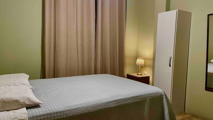 Primera habitación con cama doble.

Cuenta con extra sábanas y toallas.