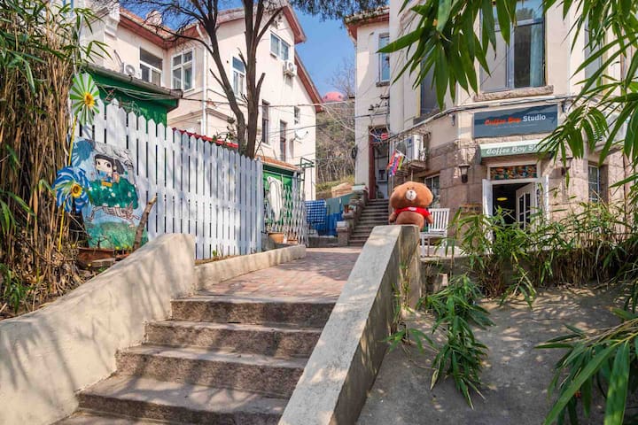 【小森林】青岛德式小别墅山景房 风景如诗如画的森林式民宿  近火车站近海边近景区