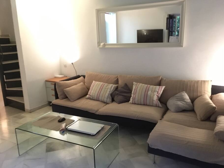 Salón comedor con cheslong en primera planta