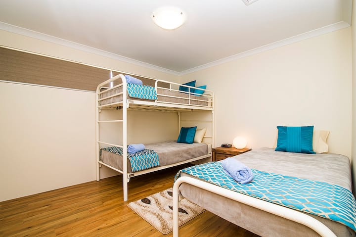 Lit Deux à l'étage peut accueillir trois personnes dans un lit king size simple et un ensemble de lits superposés
