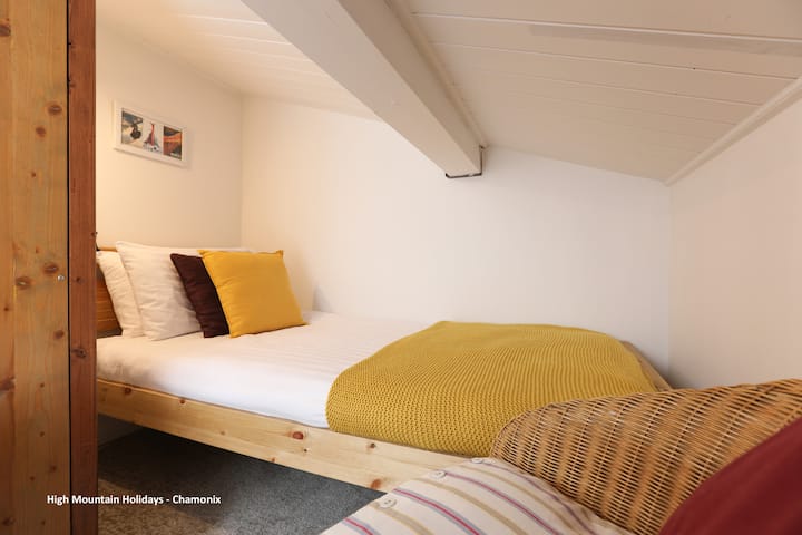 Single bed in mezzanine alcove