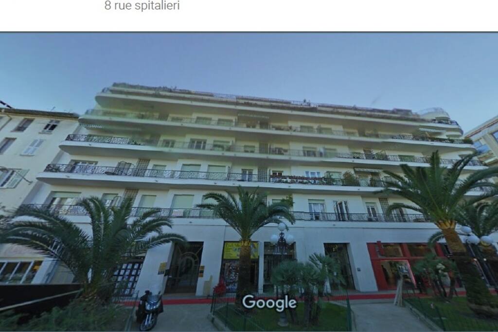 Façade de l'immeuble situé sur 1 place
