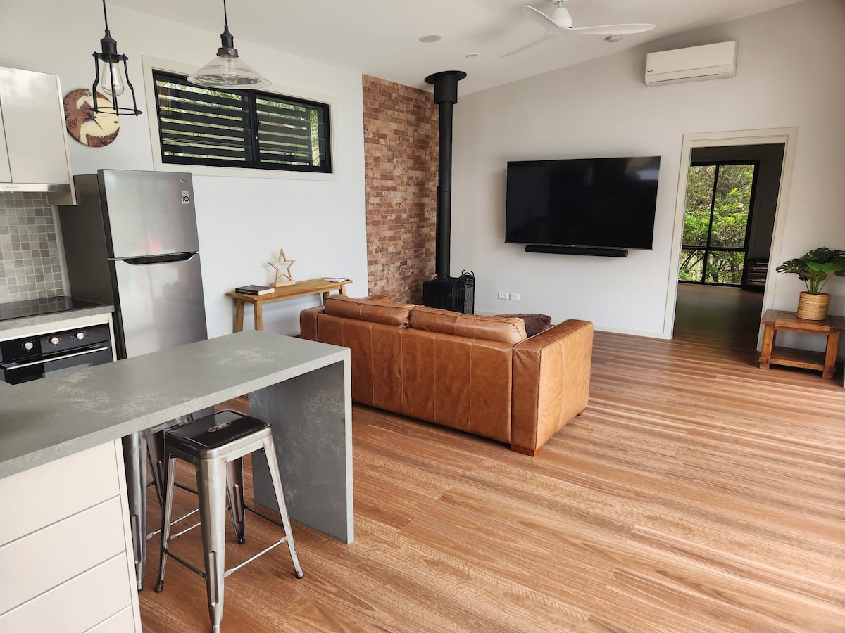 Top performing Airbnb: Stylish & comfy by the pool in Gold Coast City