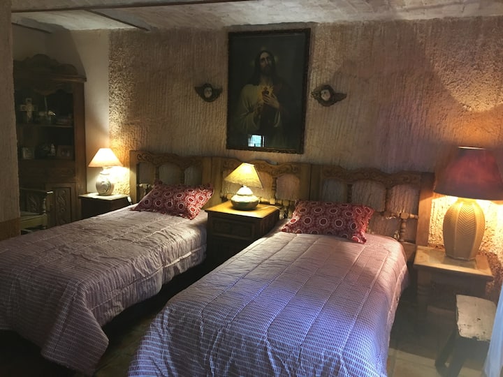 2 habitaciones formales, una con 2 camas individuales, baño y salida a terraza, otra con dos camas matrimoniales y un tapanco con una litera individual