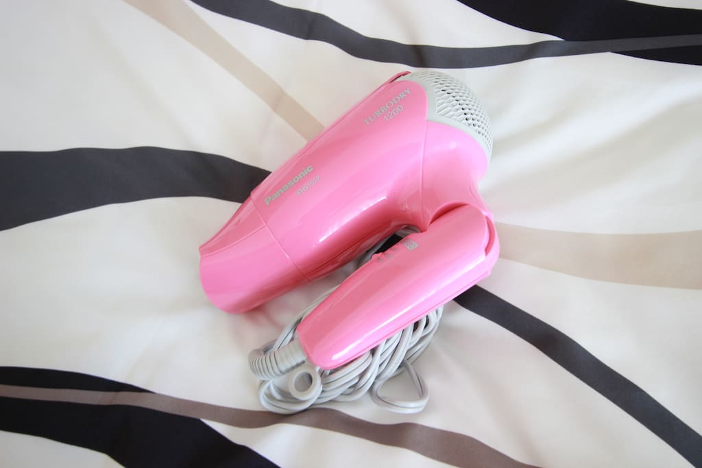 【Amenities】Hair dryer, towels, toothbrush, toothpaste, razor and hangers