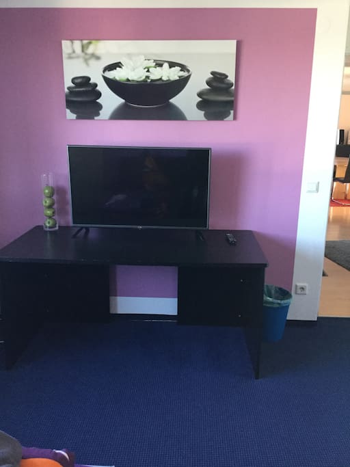 Zimmer 1 großer Fernseher + Schreibtisch
