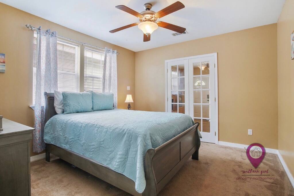 Bedroom #2 (Super Comfy Queen Size Bed)