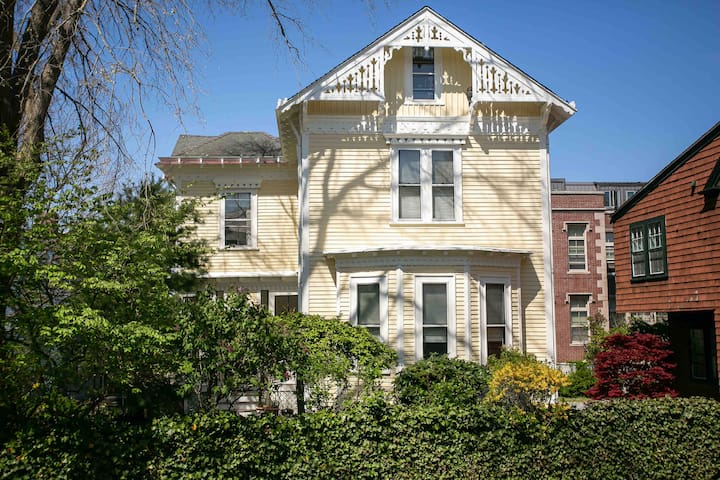 2500 SF Home – Downtown Newport A+ Location