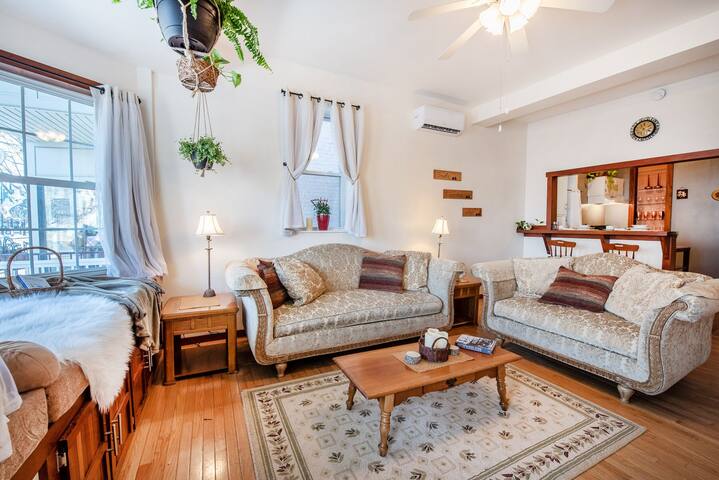 Refreshing Getaway Perfect for Couples & Travelers