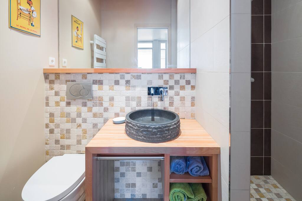 Salle d'eau avec douche à l'italienne