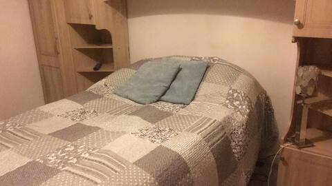 Comfortable single room TV&WIFI Bicester station