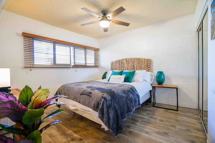 Cómoda cama tamaño queen con TV por cable de cortesía, aire acondicionado portátil y amplio espacio en el armario.