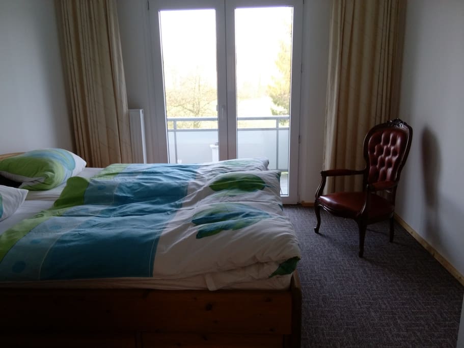 Schlafzimmer mit Südbalkon, Bett 2,00 x 2,00 m, komfortable Höhe