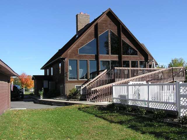 EAGLE HAVEN-Large Private Home Scenic River Views