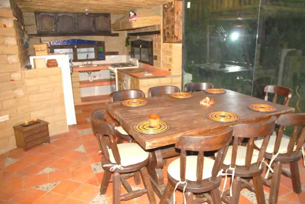 Cocina y Comedor con vista paisajista