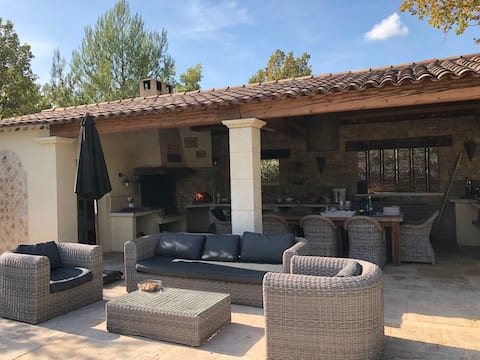 Very nice house with pool in a 4000 m2 garden