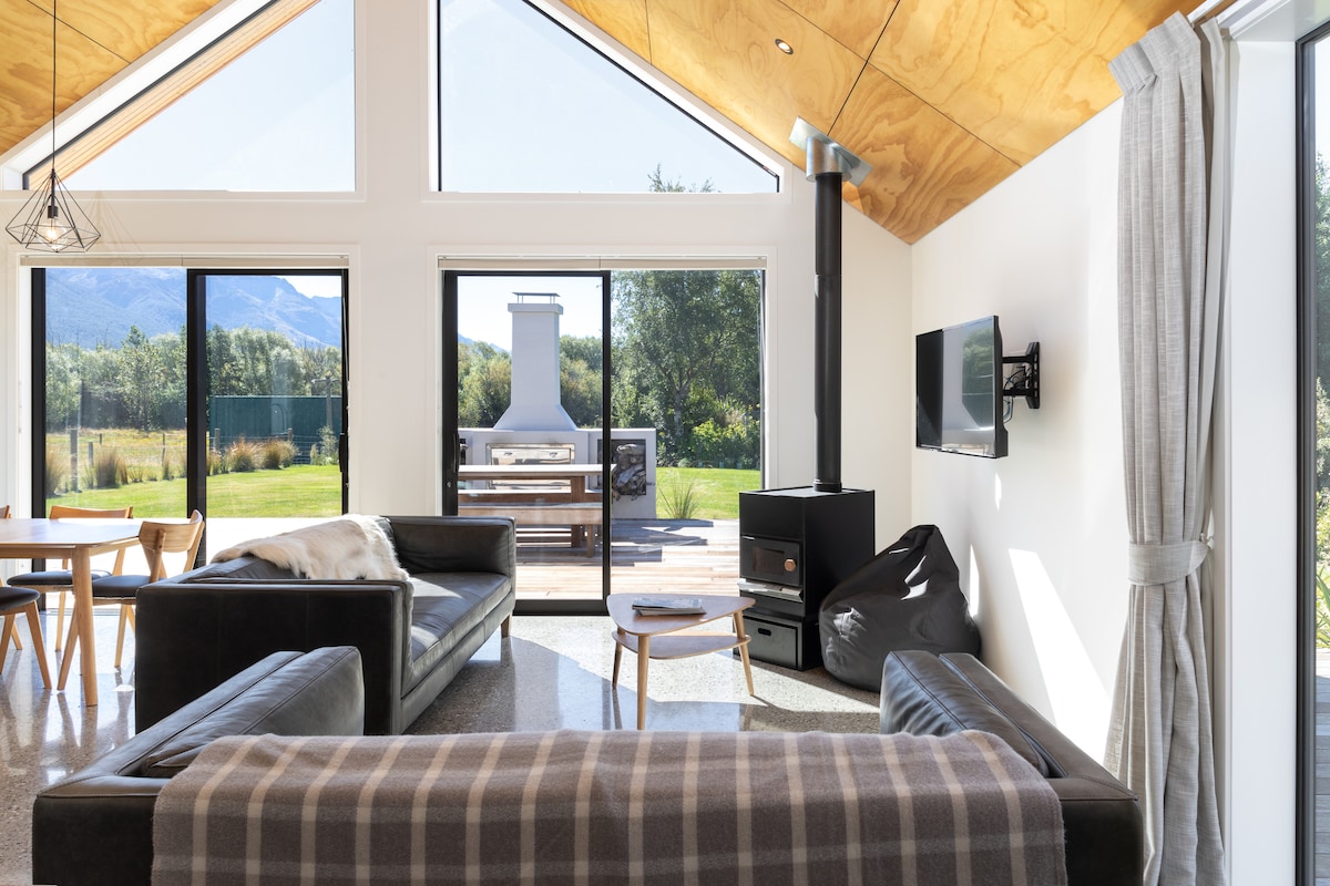 Top performing Airbnb: New build 3 bedroom family escape in Wakatipu Outer