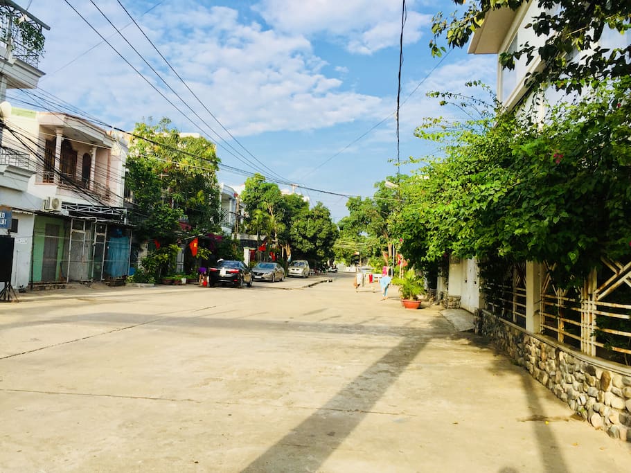 Quiet neighborhood is suitable for walking and enjoying the view.