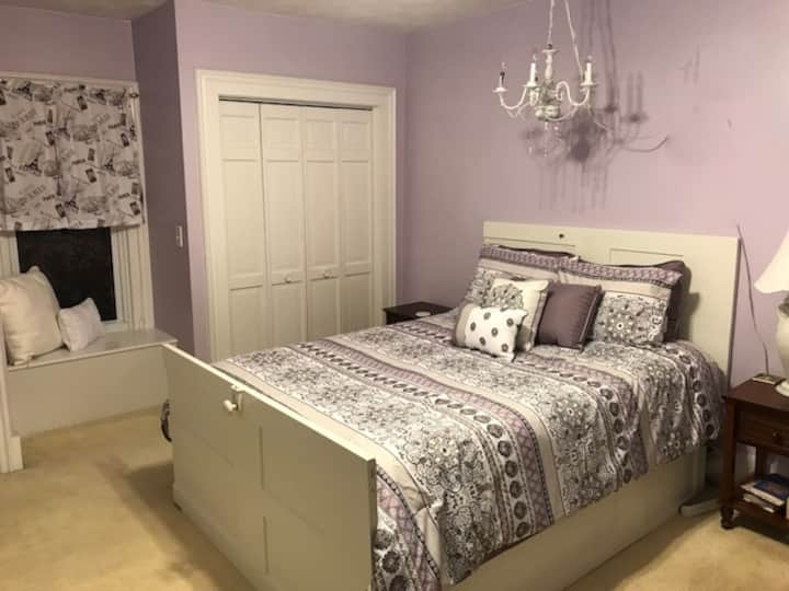 “A- Dooor Dreams”中的标准双人床