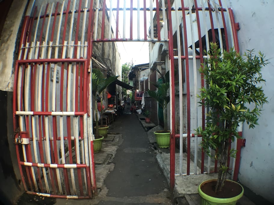 The greatest gate (the spot to find this house). Gang pontu masuk menuju rumah