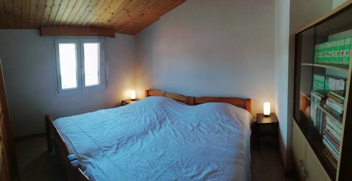 dormitorio matrimonial en el piso de arriba