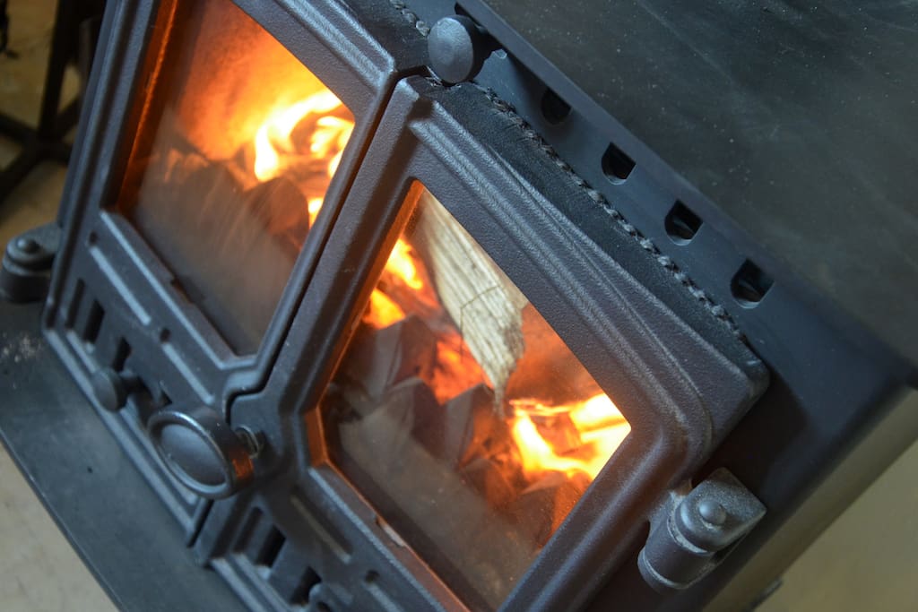 Get the fire roaring and cosy up in front of the LCD TV, or enjoy a book.