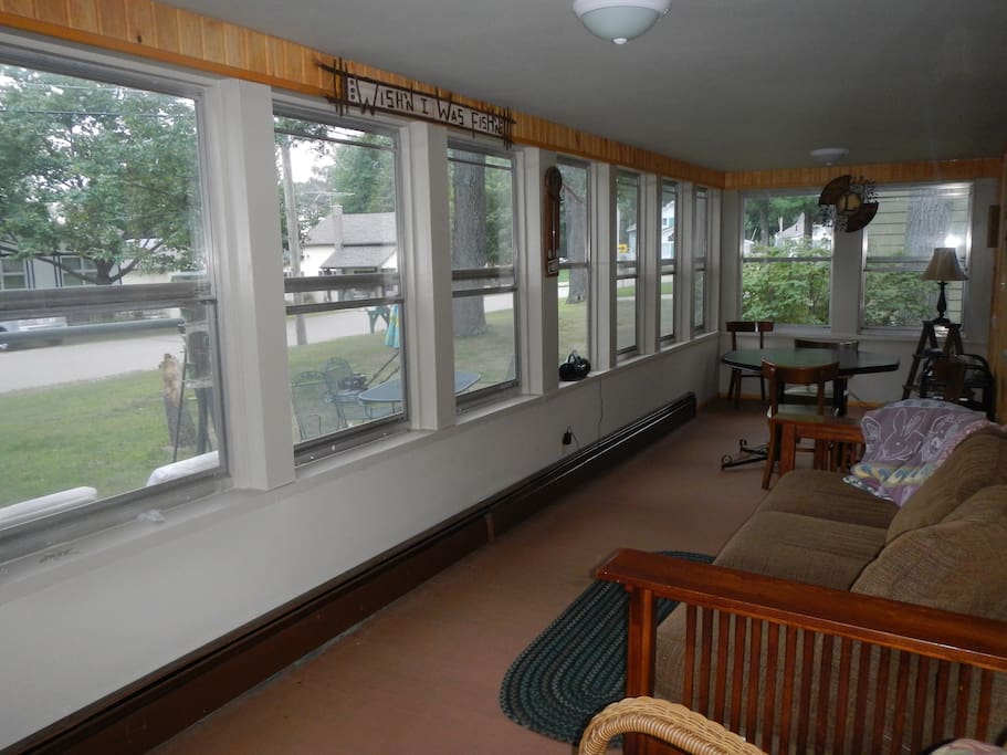 Windows all around to see lake