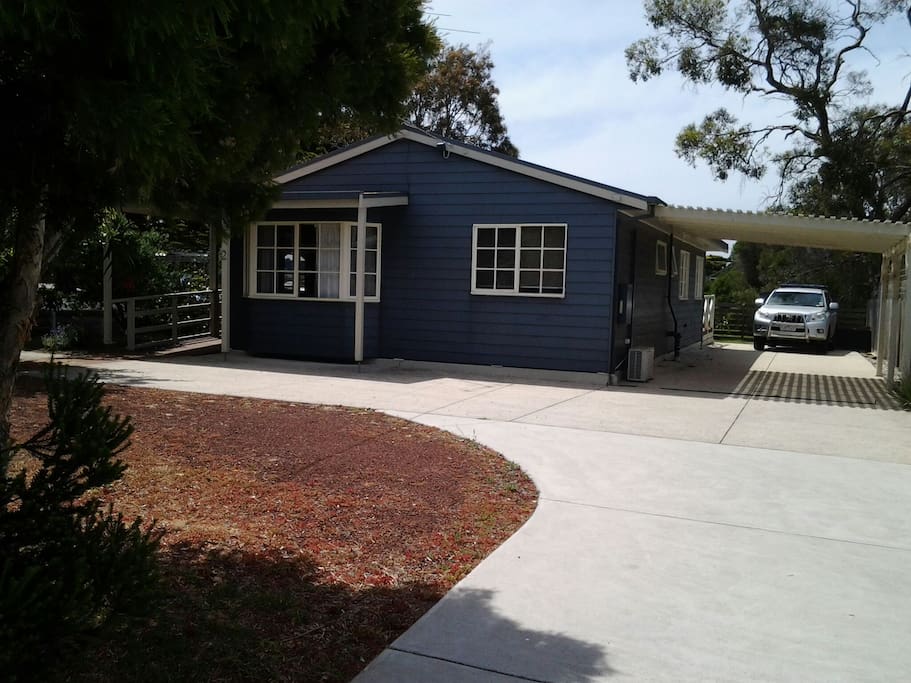 Park in the 30metre drive way or the front court yard area. Great for boats, bike trailers, off street.