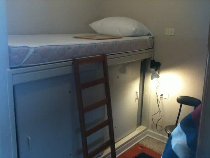 房间小木屋内的儿童床